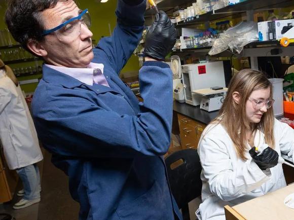 Mark Styczynski in lab